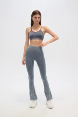 Calza gris de corte ajustado y tiro alto, con textura acanalada y terminación acampanada.