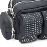 Cartera bandolera negra de tela con apliques de strass plateados, múltiples bolsillos con cierre y correa de tela regulable.