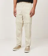 Pantalón largo color beige claro, convertible en bermuda mediante cierre. Cuenta con bolsillos cargo laterales y cintura con trabillas.