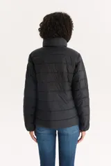 Campera puffer negra de Levi's con cuello alto, cierre frontal con botones a presión y bolsillos laterales.