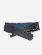 Faja ancha de cuero verde oscuro con tachas plateadas y hebilla metálica circular.