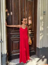 Vestido largo azul marino de viscosa, con tirantes finos y escote en V.