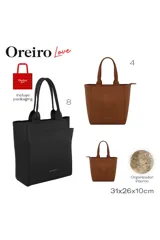 Cartera tipo tote bag de cuero sintético negro con textura granulada, asas de mano y cierre de cremallera. Incluye un bolsillo exterior y el logo de la marca en la parte frontal.