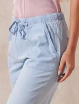Pantalón blanco liso marca Dash, con pretina trasera elastizada y bolsillos delanteros y traseros. Corte cropped.