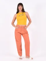 Pantalón jean color terracota, de corte recto y tiro alto.