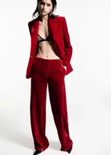 Pantalón de vestir de terciopelo color rojo, de corte recto y tiro alto.