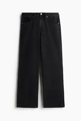Pantalón de jean negro de corte recto y holgado, con tiro alto y cinco bolsillos.