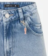 Short de jean celeste de corte slim, con bolsillos y colgante de pez.