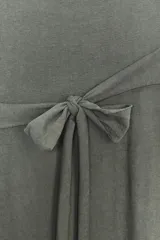Vestido midi gris de algodón con escote recto, tirantes finos ajustables con lazos y cinturón lazado en la cintura.