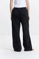 Pantalón de felpa celeste con cintura elastizada ajustable y bolsillos laterales.