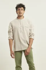Camisa amarilla de lino con cuello mao y manga larga.