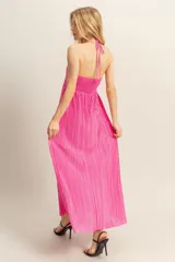 Vestido midi negro con textura plisada, escote halter y corte holgado.