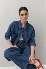 Pantalón de jean azul de corte recto, con tiro alto y bolsillos laterales.