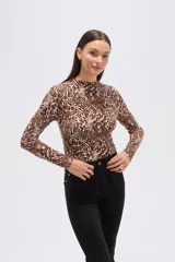 Remera negra de manga larga con cuello alto, confeccionada en viscosa y elastano, de corte ajustado.