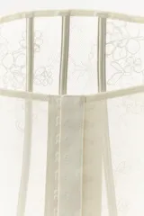 Corsé de encaje color blanco, con escote recto y hombros descubiertos. Presenta bordados florales combinados a tono y varillas interiores forradas. Cierre en espalda con ganchos metálicos ocultos.