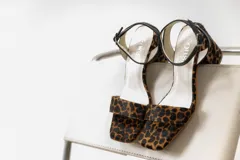 Sandalias de fiesta con tira ancha en terciopelo verde pistacho con brillo, taco de 7cm y horma normal. Hechas en Uruguay.