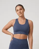 Top deportivo azul jaspeado, sin relleno (push up), con breteles anchos y banda inferior elástica.