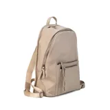 Mochila negra de tela impermeable con detalles en cuero sintético. Tiene un compartimento principal con cierre, un bolsillo frontal con cierre y un compartimento interno para notebook de 15 pulgadas.