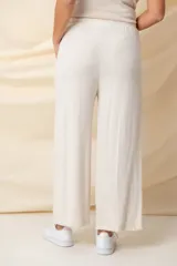 Pantalón ancho de hilo color negro, con cintura elastizada, cordón ajustable y bolsillos laterales.