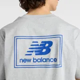 Remera gris de mangas cortas con logo de New Balance en el pecho.