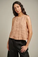 Musculosa negra de lino con escote redondo y corte holgado.