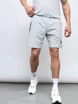 Short deportivo negro de entrenamiento, marca Umbro, con logo estampado en la pierna izquierda y detalles laterales con repetición del logo. Confeccionado en tejido elástico de cuatro direcciones.