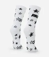 Medias de caña alta blancas con estampado de estrellas negras, cuadros y la palabra 'Riot'.