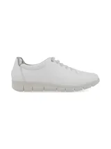 Sneaker de cuero blanco con talón dorado, cordones finos y suela beige con diseño anatómico.