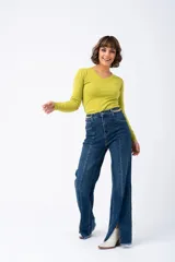 Buzo verde de PBT con escote en V y mangas largas.