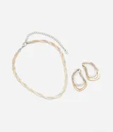 Conjunto de collar corto con cadena italiana doble y aros medianos con forma orgánica doble, color dorado y plateado.