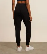 Pantalón deportivo gris melange, tipo jogger, confeccionado en microfibra pesada con viscosa certificada. Tiene cintura elástica, bolsillos laterales y corte holgado.