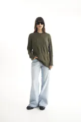 Sweater largo negro de tejido de punto con detalle de trama trenzada en el delantero.