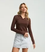 Blusa marrón de rib de algodón con cuello polo y mangas largas.