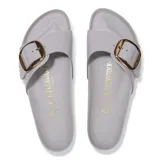 Sandalias Birkenstock modelo Madrid con hebilla grande, color gris.