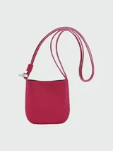 Bolso bandolera Longchamp modelo Le Roseau, color fucsia, con correa fina ajustable y cierre con broche metálico.