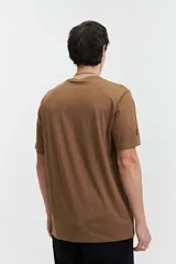 Remera celeste de manga corta con cuello redondo y estampado frontal con la frase "Slow Down You're Doing Fine" en letras blancas con efecto 3D.