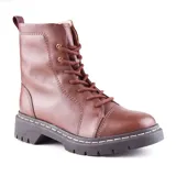 Bota de cuero color marrón con cordones y suela de goma con costuras blancas.