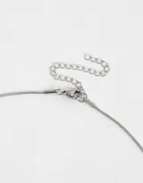Cadena plateada de acero quirúrgico con dije de letra "B" con strass incrustados.
