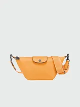 Bandolera Longchamp modelo Le Pliage Xtra XS, color amarillo mostaza, confeccionada en cuero.