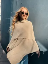 Ruana color beige de tejido de punto con hilado italiano de alta calidad y sustentable. Talle único.