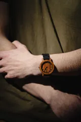 Reloj de pulsera con caja de madera de sándalo rojo y malla de madera de chacate preto.