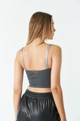 Top plateado con escote en V y tirantes finos.