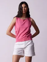 Musculosa tejida color fucsia de hilado fino, con cuello redondo y sisas amplias.