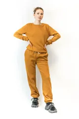 Sweater deportivo afelpado color camel, de cuello redondo y mangas largas con puños acanalados.