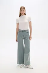 Pantalón de jean de tiro medio, color negro lavado, con corte ancho y pierna recta.