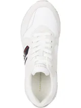 Zapatillas Tommy Hilfiger blancas con detalles en gamuza y la cinta distintiva de la marca en el lateral.