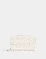 Billetera de cuerina color crema con estampado de flores rosas. Tiene solapa con broche y cierre circundante con puller.