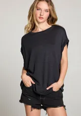 Camiseta negra de mangas cortas y corte amplio.