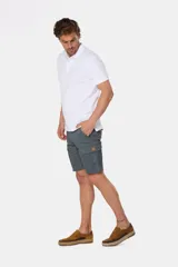 Bermuda cargo azul confeccionada en 98% algodón y 2% spandex.