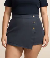 Short pollera azul marino de sarga de algodón, con tres botones dorados en el frente. Corte evasé.